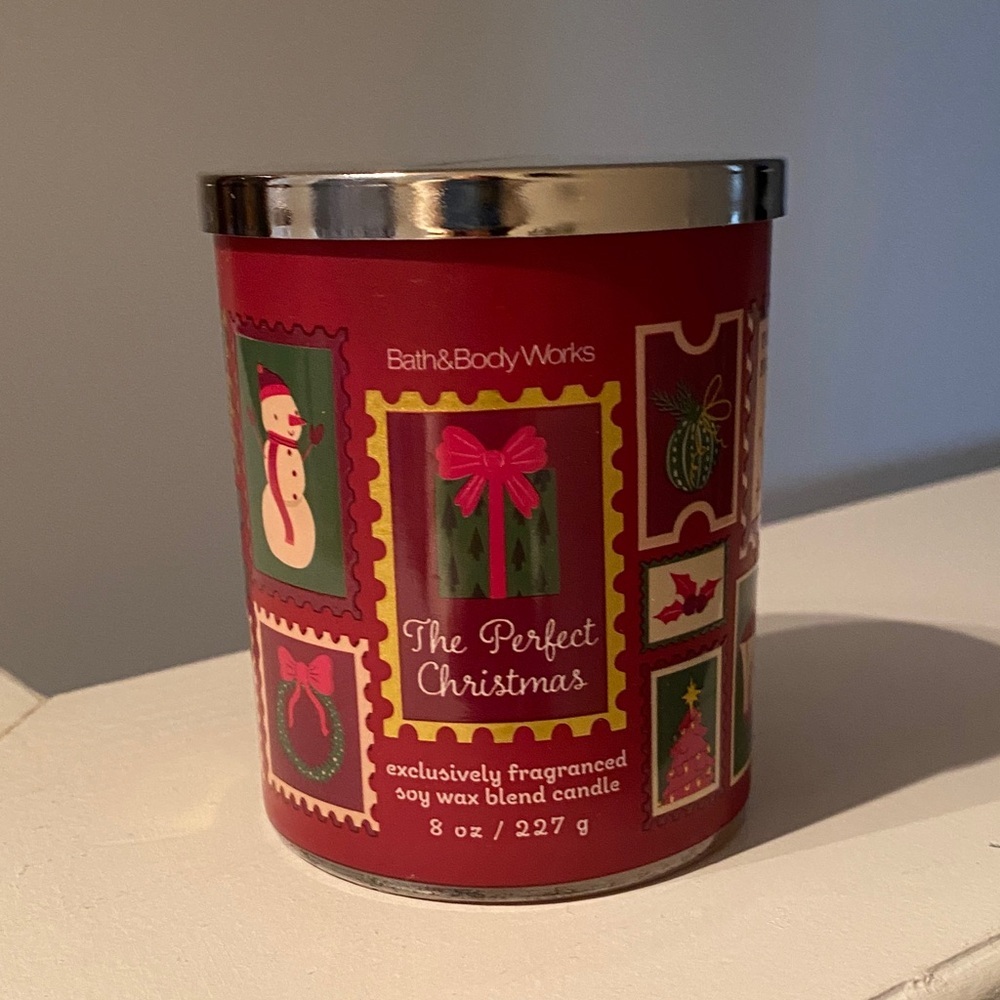 Bath & Body Works Festive Red Christmas Candle with Silver Lid NWT